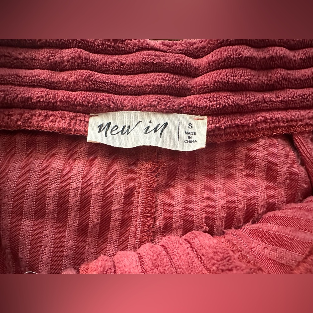 Fall beauty! 🍁 New In Ribbed Cranberry Mini Skirt. Girls Size Small. Like 7/8. - Picture 2 of 3